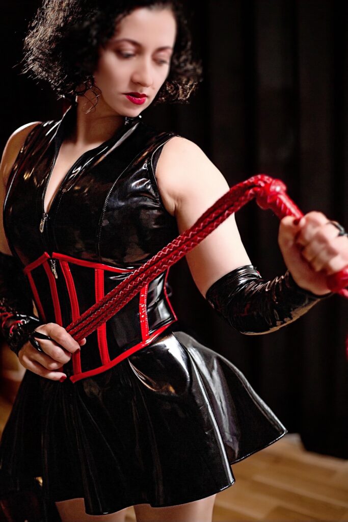イザベラ女王様―赤いロープを手にしたSM Mistress Tokyoのポートレート（Bondage Experience）