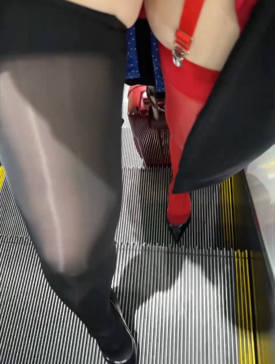 五反田 M性感 High Heels Fetish｜エスカレーターで揺れる黒ストッキングの脚