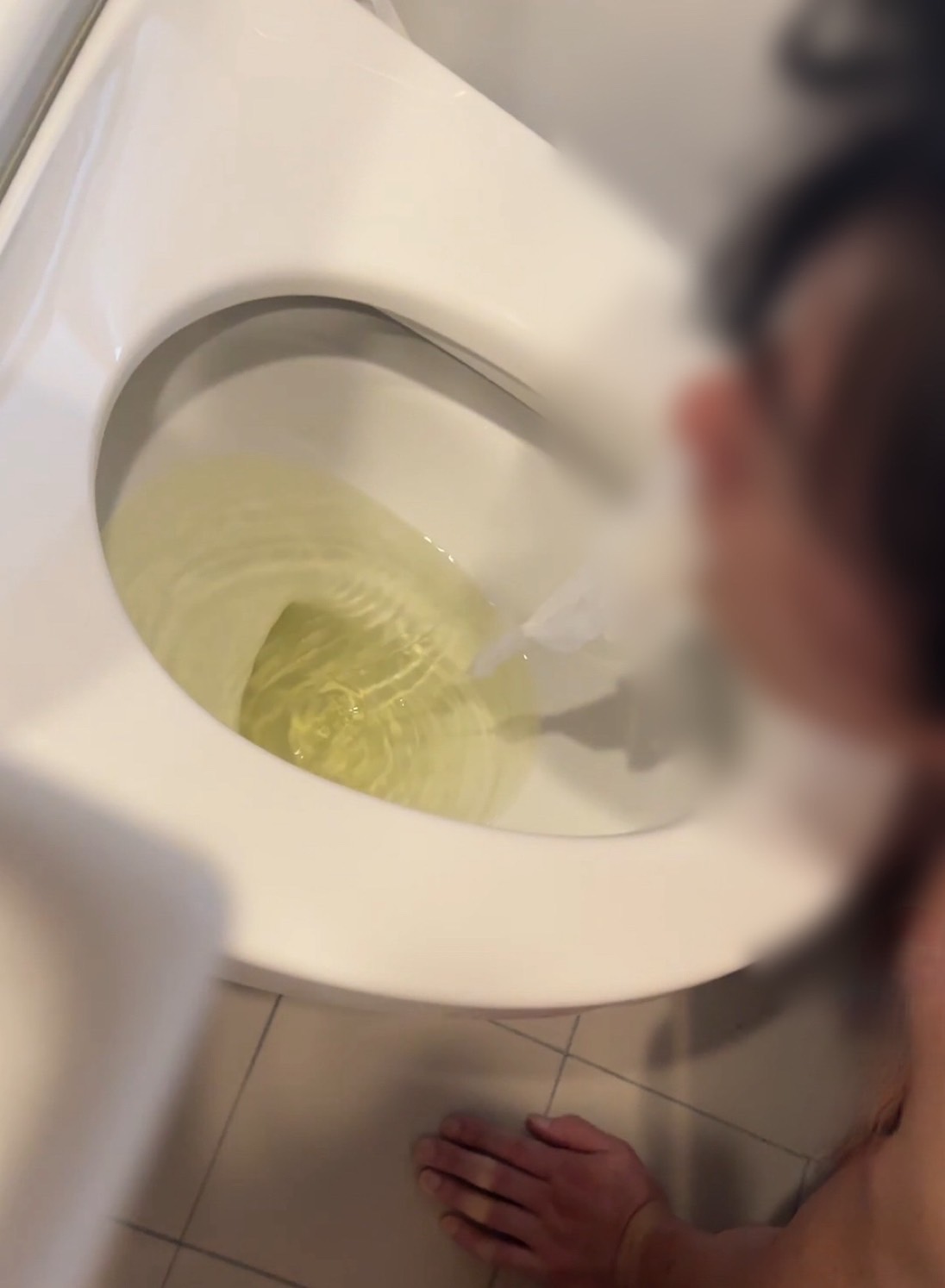 トイレから直接聖水を飲むM男性（五反田M性感・SM体験）