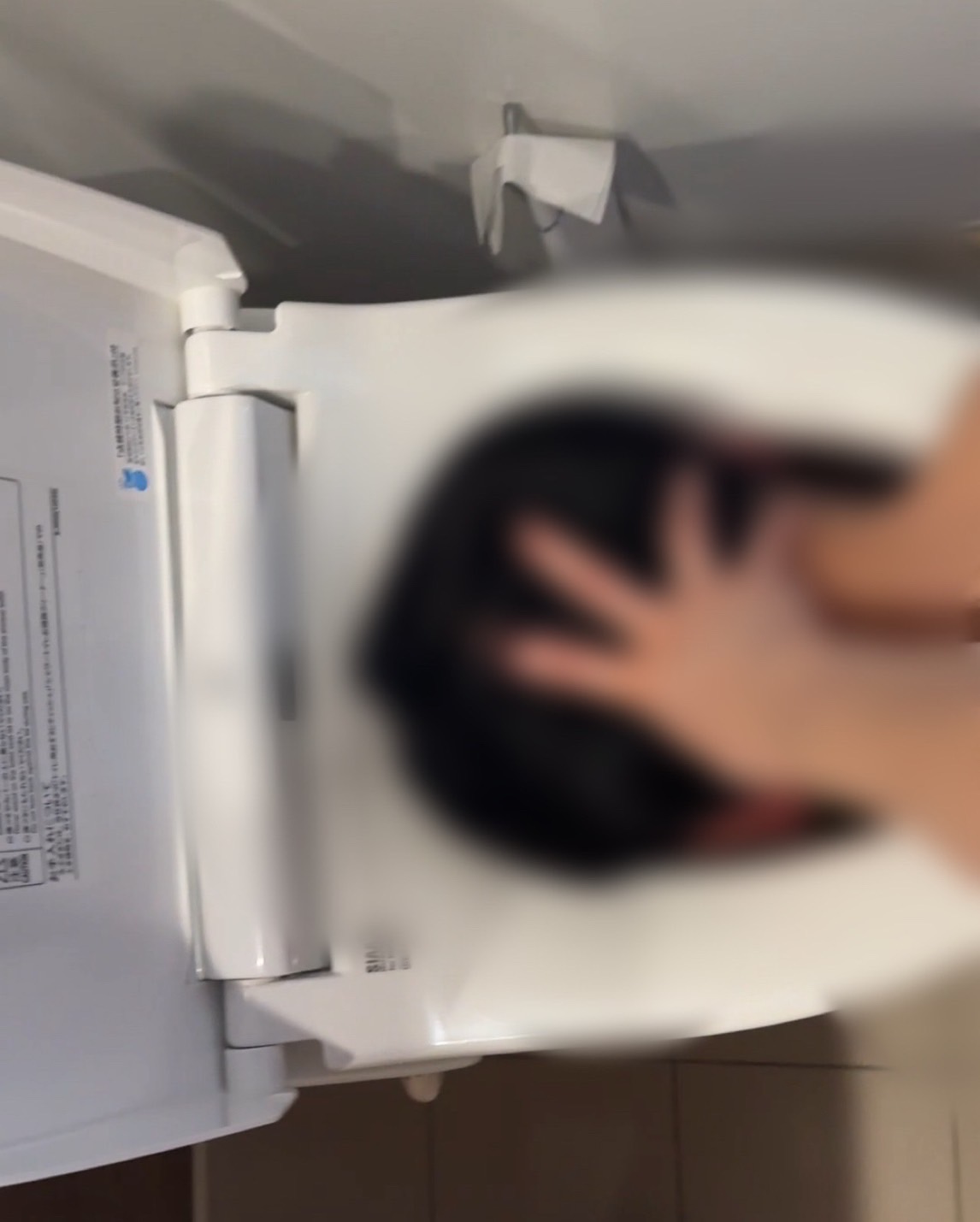便器に頭を押さえつけられるM男性とイザベラ女王様（五反田M性感体験）