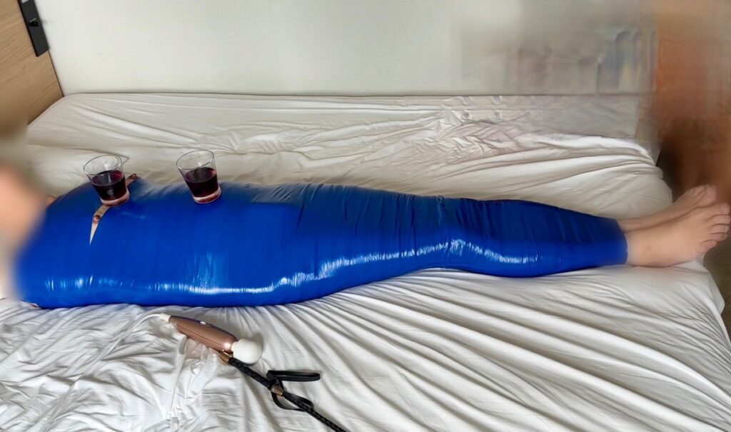 五反田M性感｜青いテープで全身をミイラ化したマミープレイ体験、胸にワインを載せられて拘束される男性