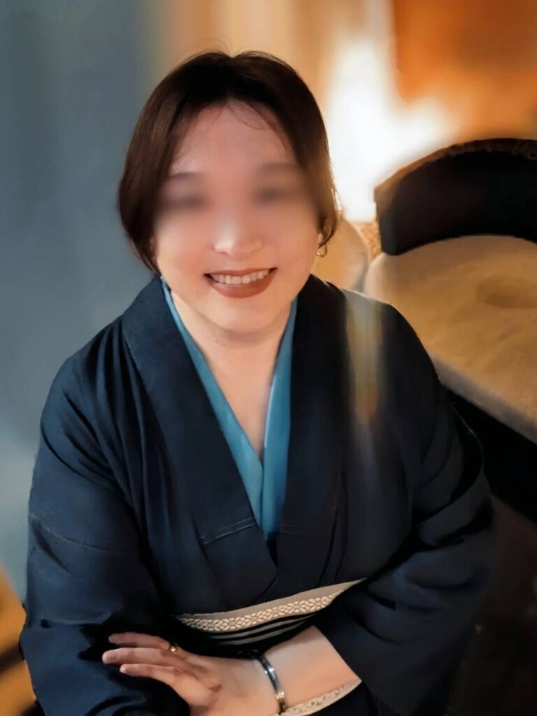 五反田M性感 Dracula Queen 晴山(はるやま)和装プロフィール写真 - Doracula Queen 五反田M性感 Dracula Queen 晴山(はるやま)の和装プロフィール写真。落ち着いた笑顔と大人の包容力が魅力のニューハーフセラピスト